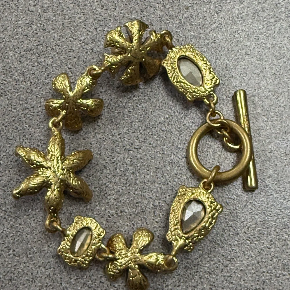 Óscar de la Renta flower in sapphire blue rhinestones